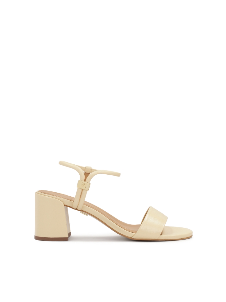 Sandały z metalowym przesuwanym zapięciem