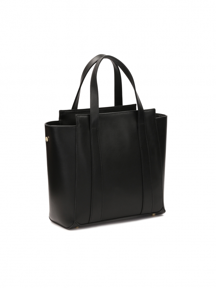 Czarna torebka na ramię w kształcie trapezu