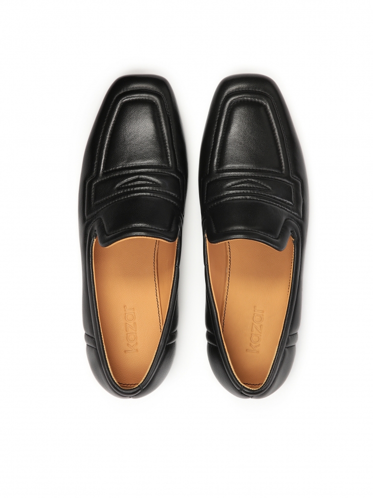 Czarne półbuty zdobione szwami