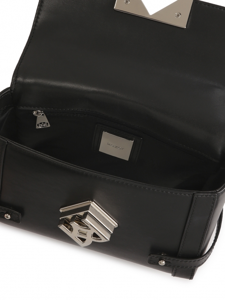 Skórzana czarna torebka na łańcuszku o sztywnej konstrukcji