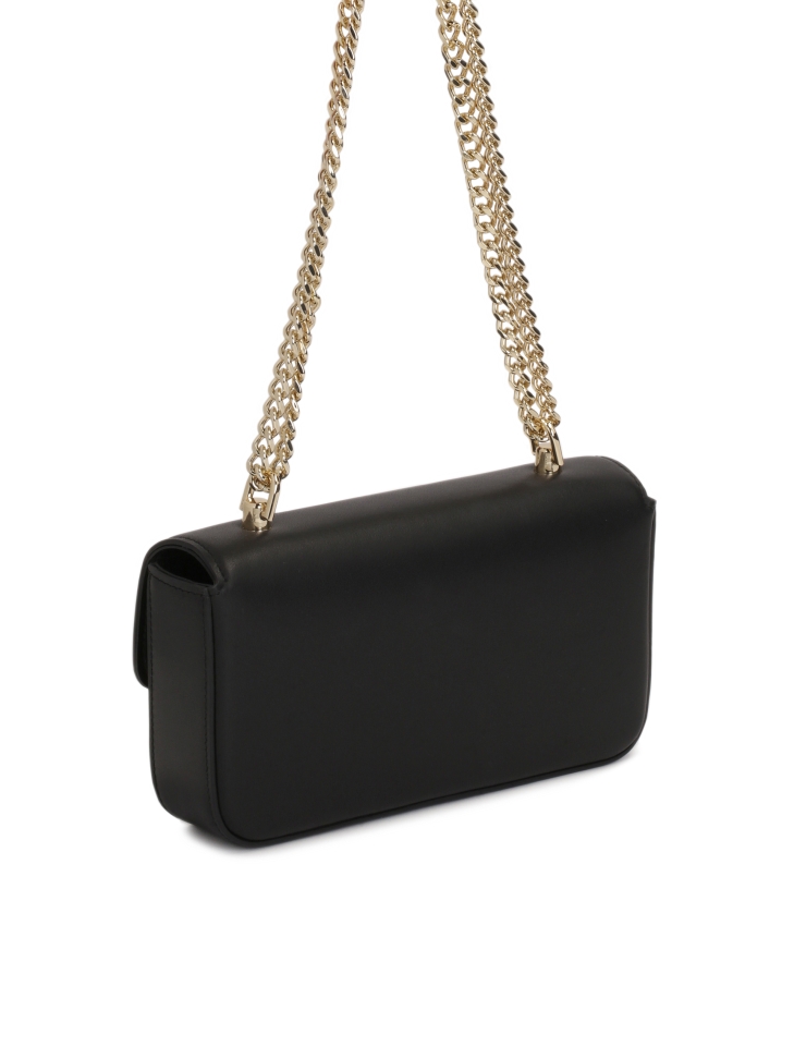 Minimalistyczna czarna torebka ze otym łańcuchem