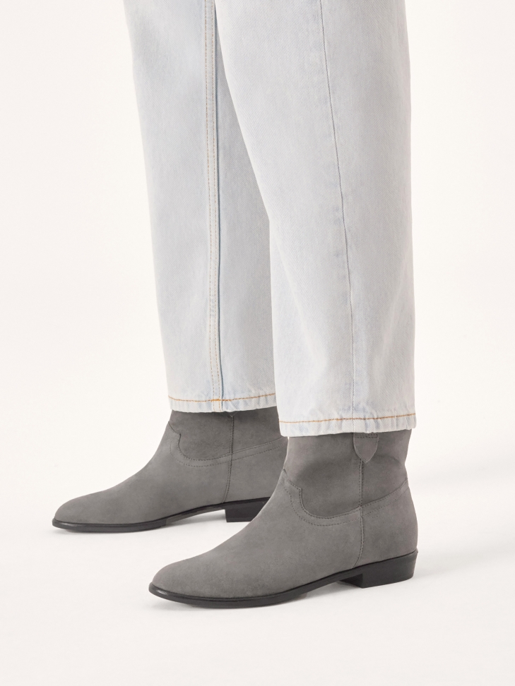 Zamszowe kowbojki ze wsuwaną cholewką