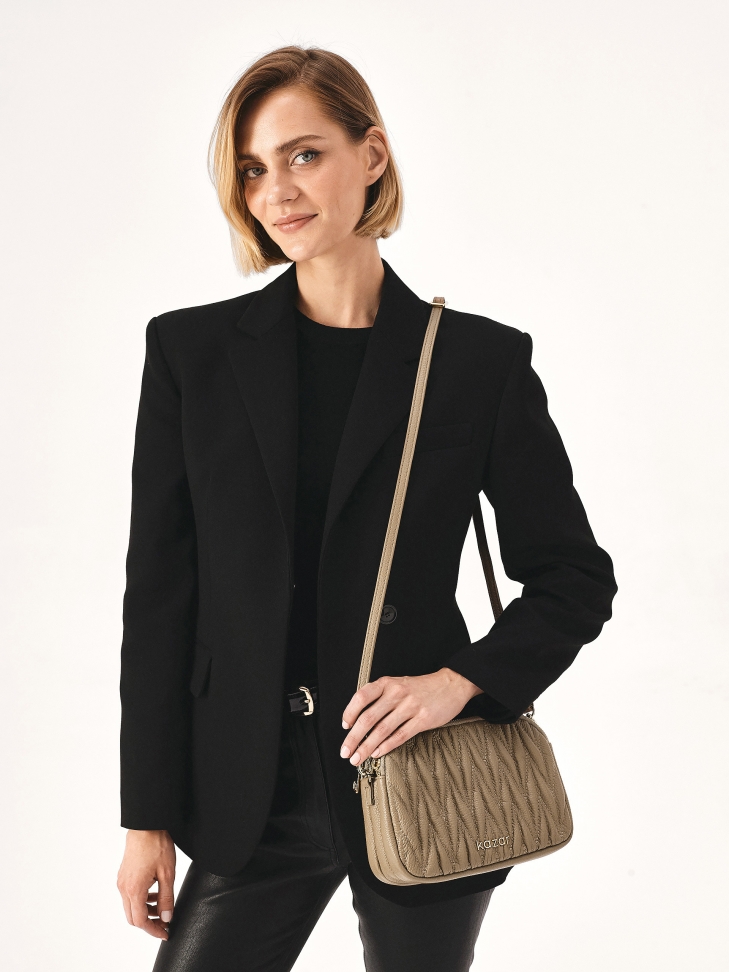 Efektownie pikowana torebka z paskiem na ramię