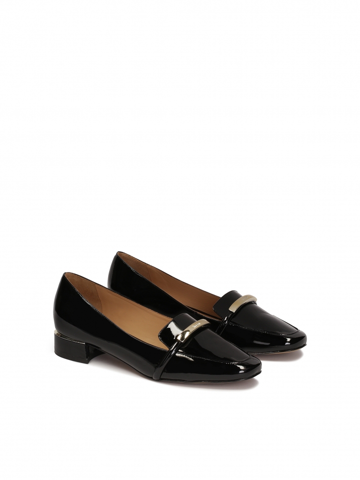 Płaskie czółenka z lakierowanej skóry