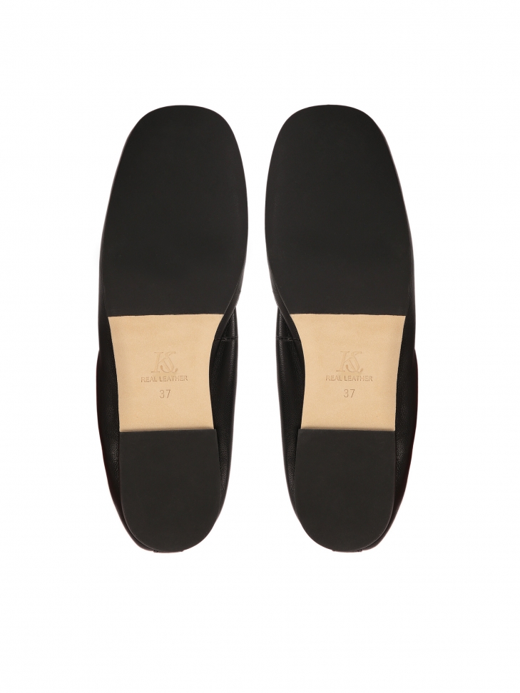 Czarne baleriny wiązane wokół kostki