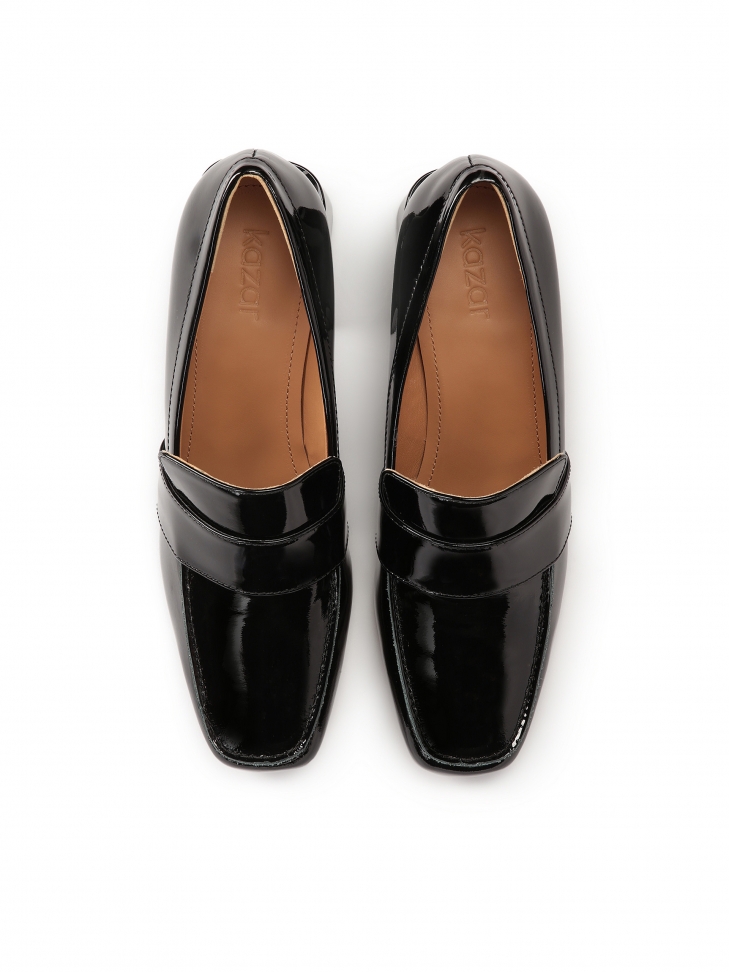 Lakierowane czółenka typu lordsy