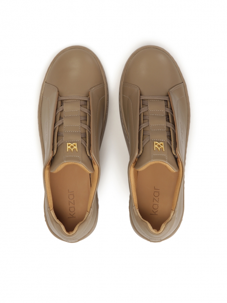 Sneakersy w kolorze taupe ze zdobionym językiem