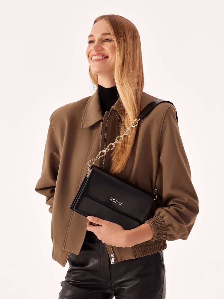 Mała skórzana torebka o sztywnej konstrukcji