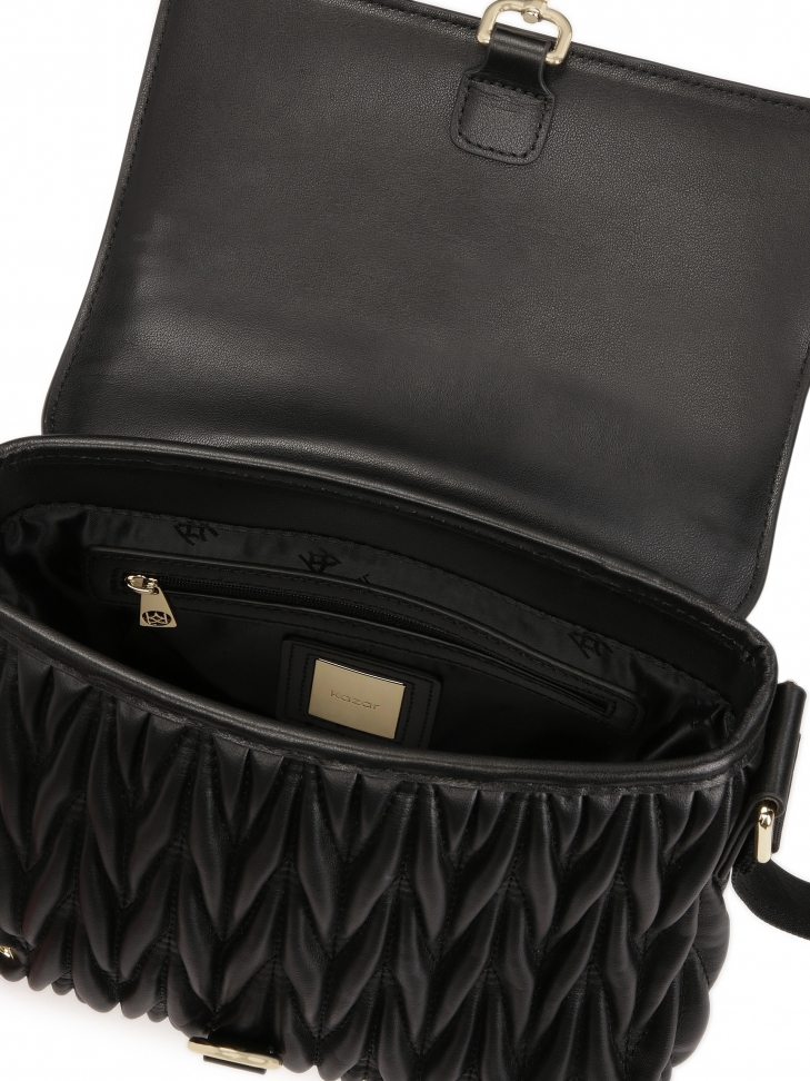 Czarna torebka na pasku zdobiona trójwymiarowym marszczeniem