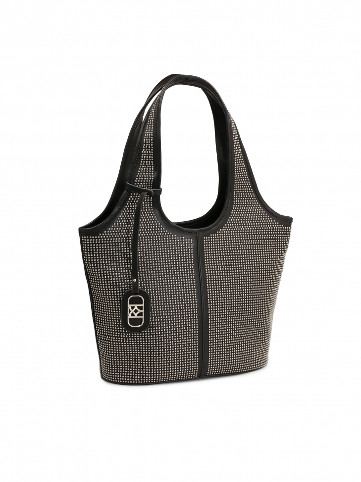 Torebka hobo zdobiona małymi metalowymi nitami