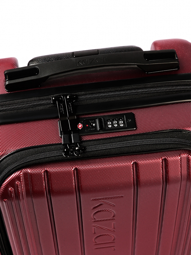 Mała bordowa walizka na obrotowych podwójnych kółkach