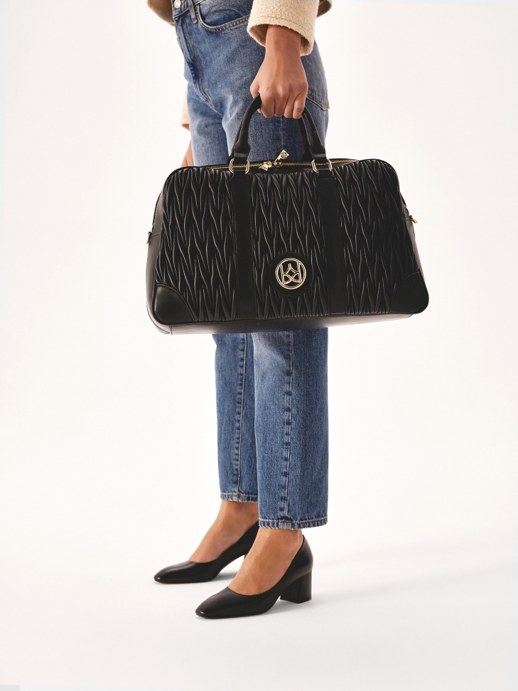 Czarna torba podróżna z miękkiej pikowanej skóry