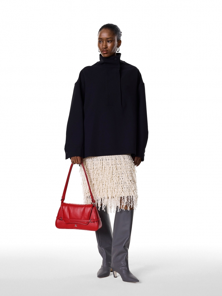 Czerwona torebka o unikatowym kształcie