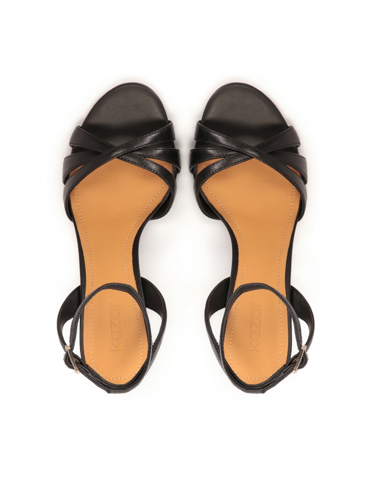 Czarne skórzane sandały zapinane wokół kostki