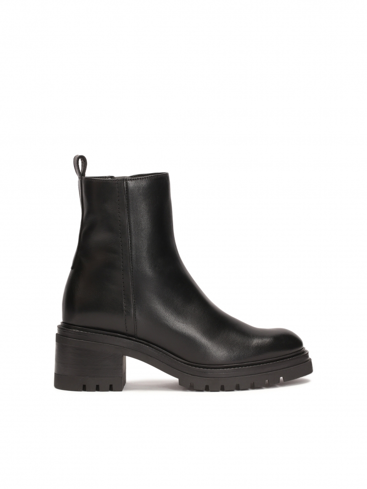 Czarne botki na obcasie z prostą cholewką