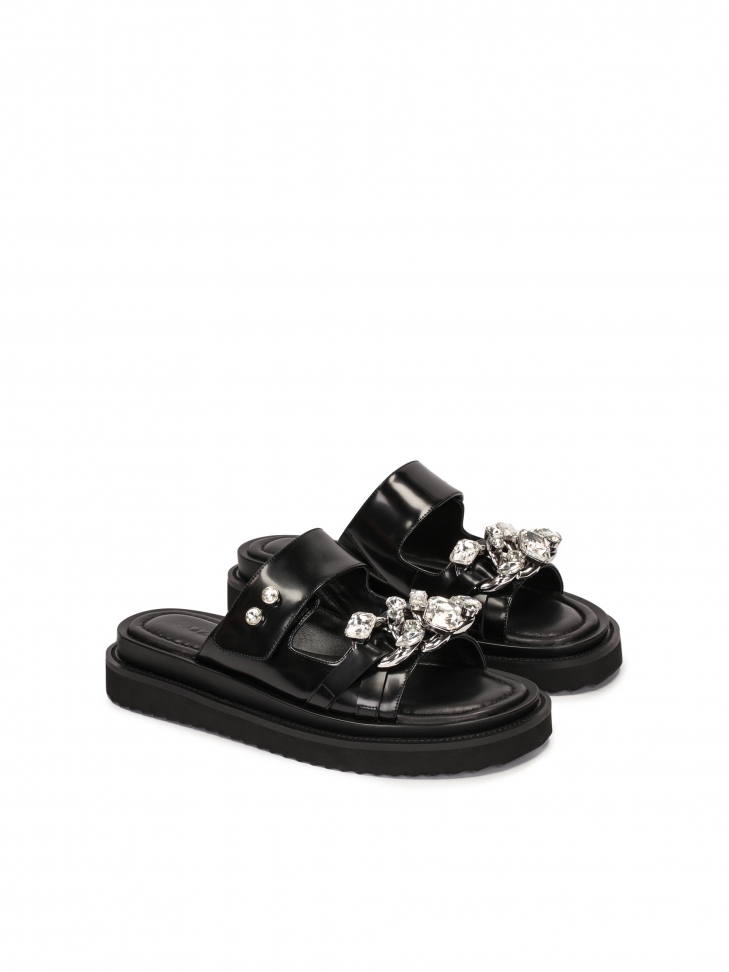Czarne skórzane klapki z cyrkoniami i łańcuchem