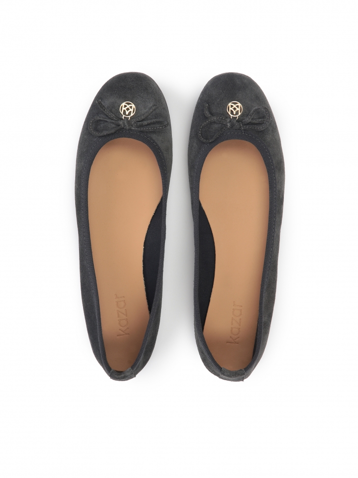 Minimalistyczne zamszowe baleriny z kokardą