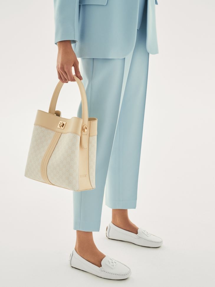 Białe mokasyny damskie