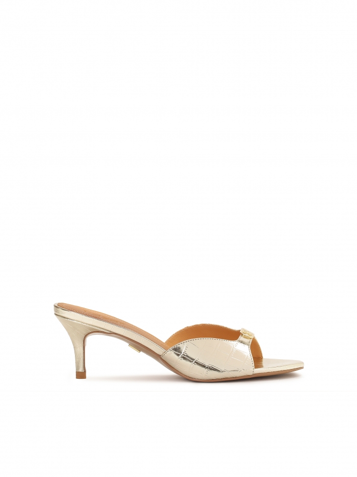 Błyszczące ote klapki z monogramem KAZAR