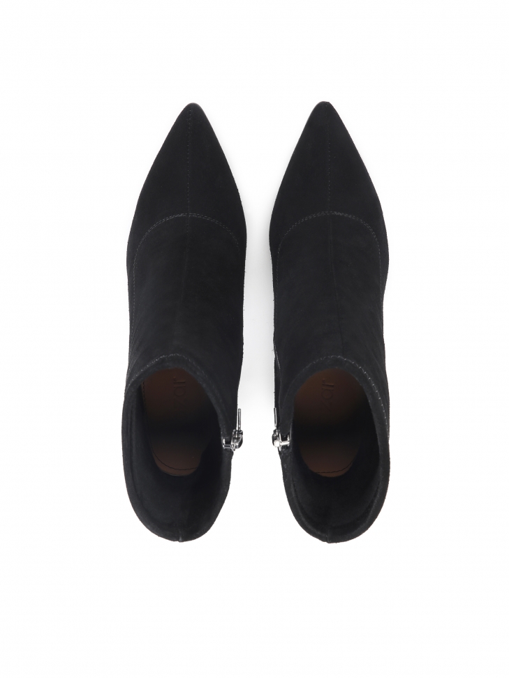 Zamszowe botki na słupku z metalową wstawką