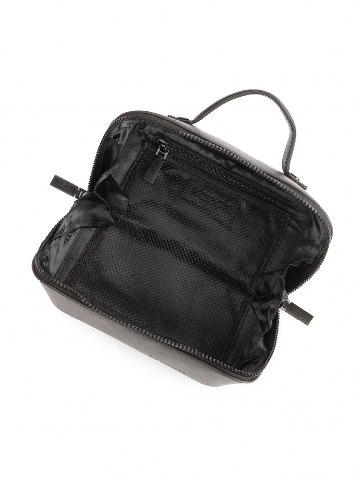 Mała skórzana kosmetyczka o regularnym kształcie