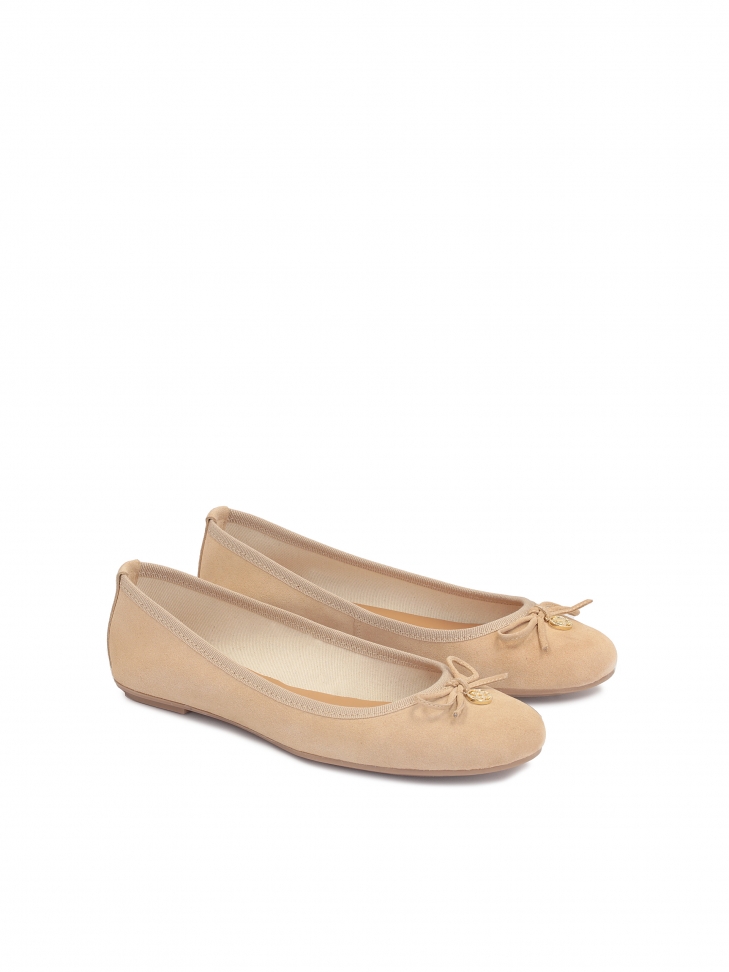 Jasnobrązowe baleriny damskie z kokardą i zawieszką