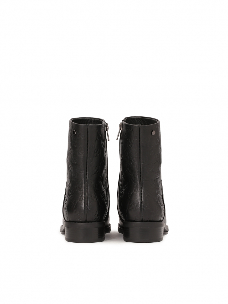 Płaskie skórzane botki damskie z tłoczonym wzorem