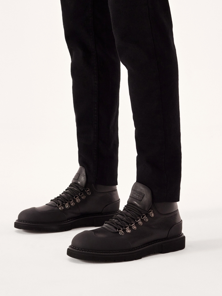 Sznurowane trzewiki z gumowymi noskami