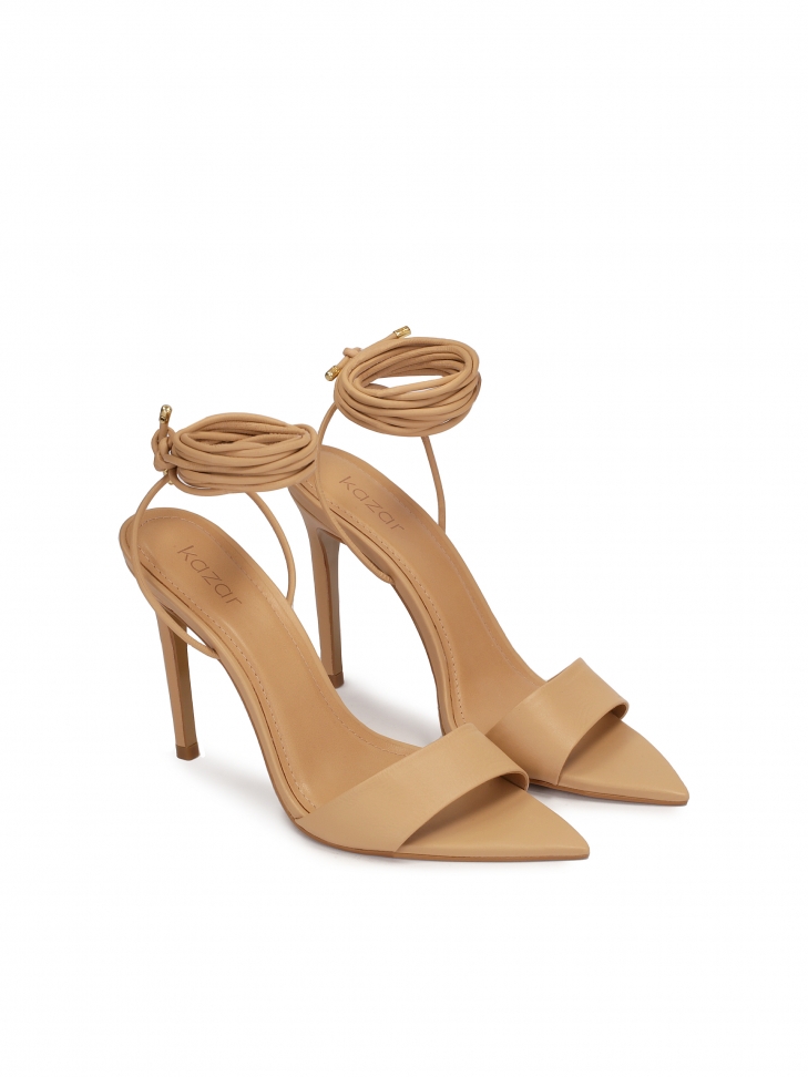 Spiczaste sandały skórzane wiązane wokół kostki