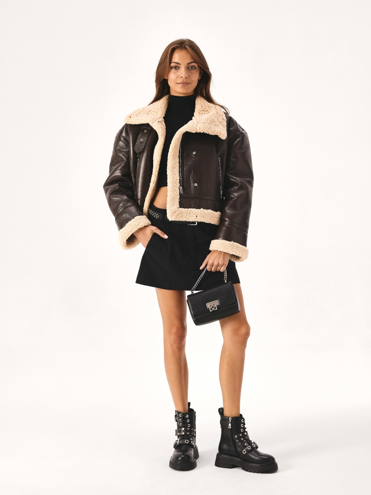 Czarny wąski pasek zdobiony srebrnymi nitami