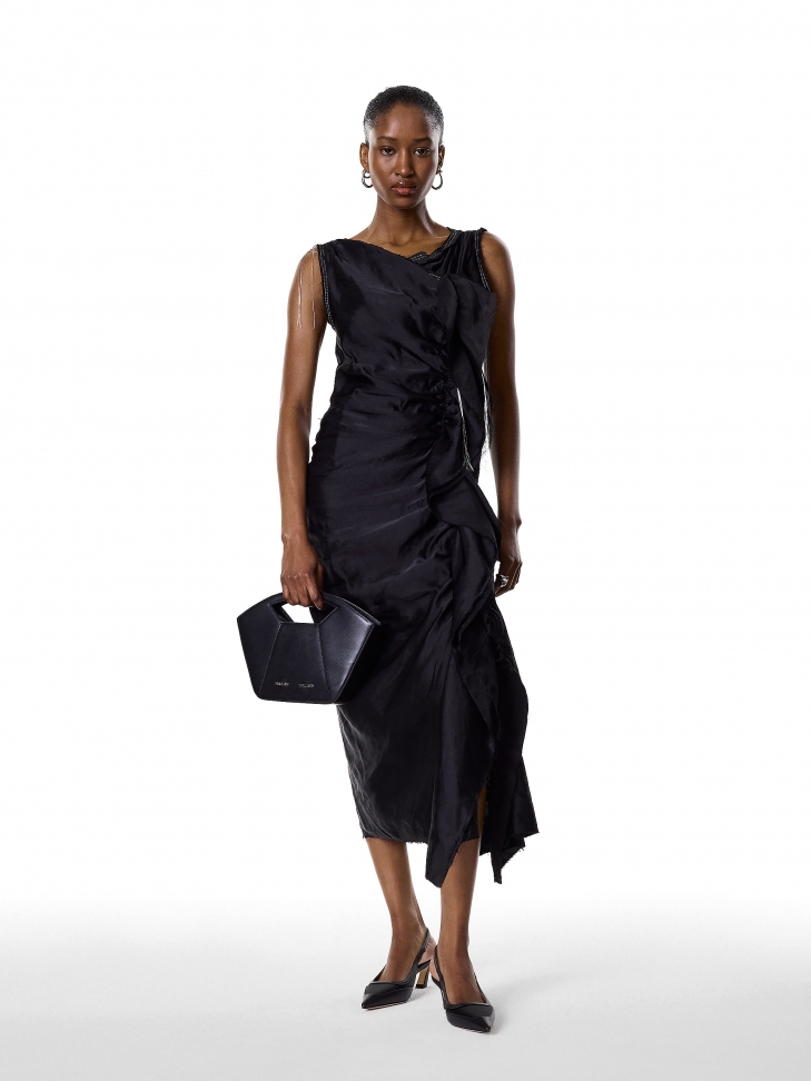 Czarna torebka do ręki o sztywnej konstrukcji