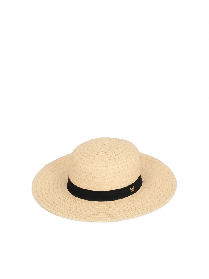 Słomkowy kapelusz ze wstążką