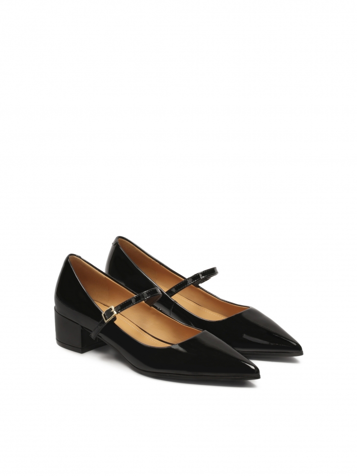 Lakierowane czółenka z paskiem na niskim obcasie