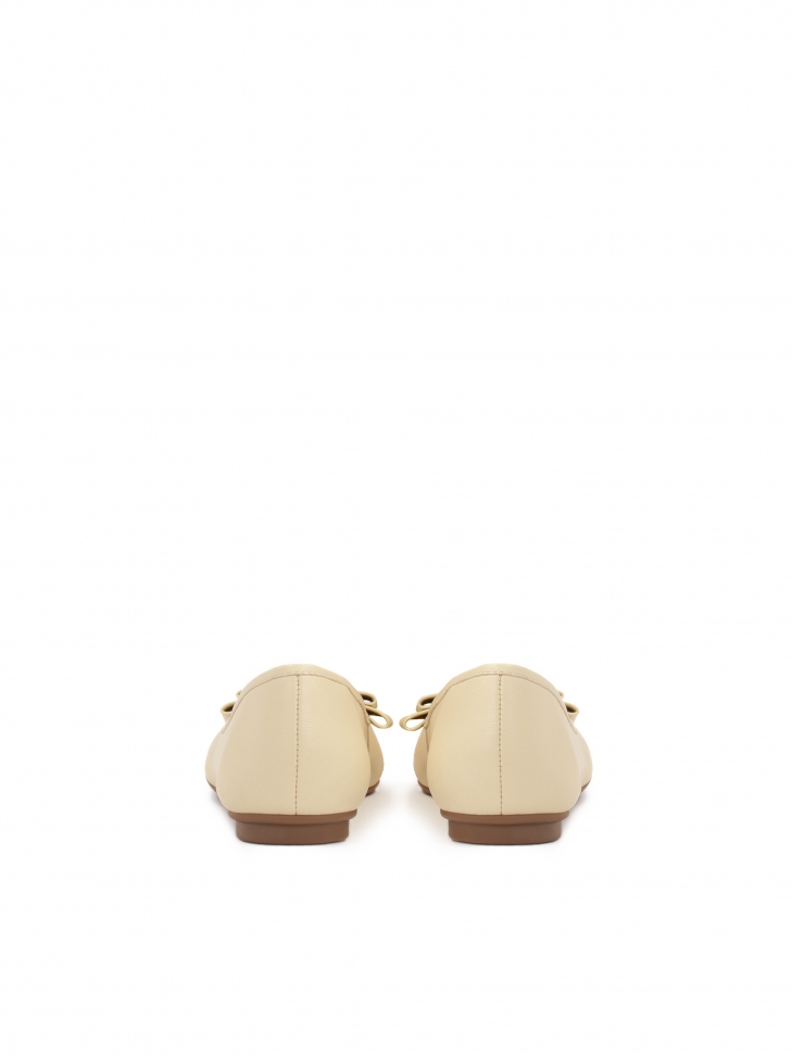 Kremowe baleriny z dużą kokardą