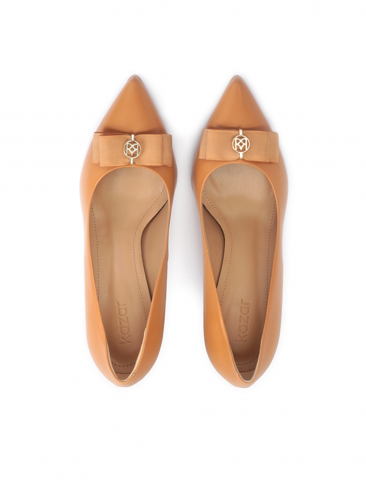 Jasnobrązowe skórzane czółenka z kokardą