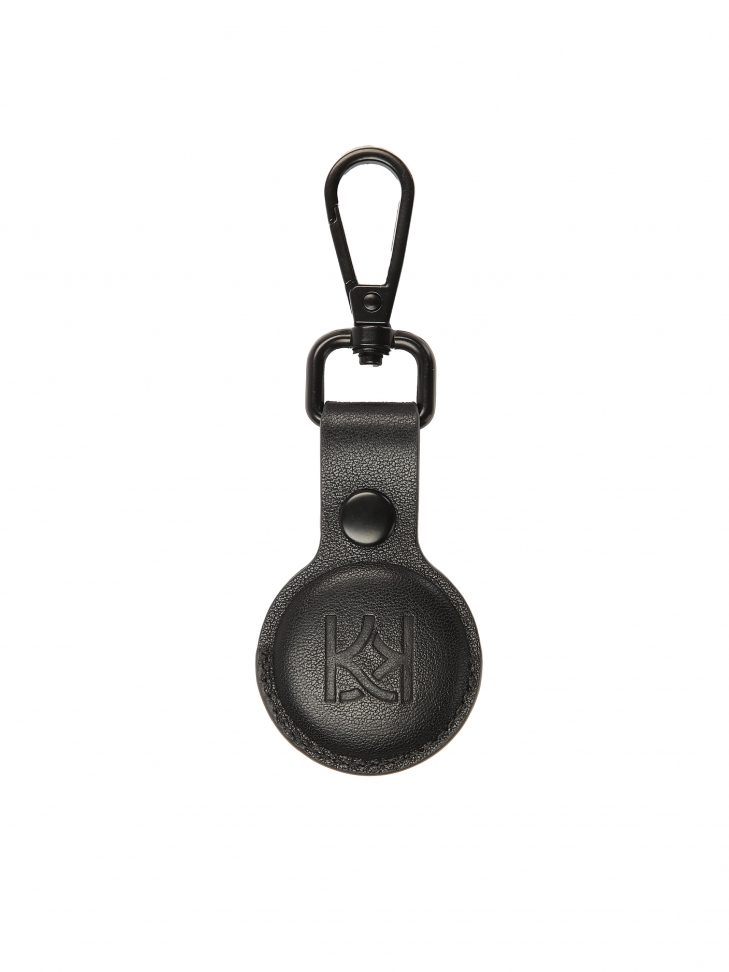 Czarne skórzane etui na AirTag