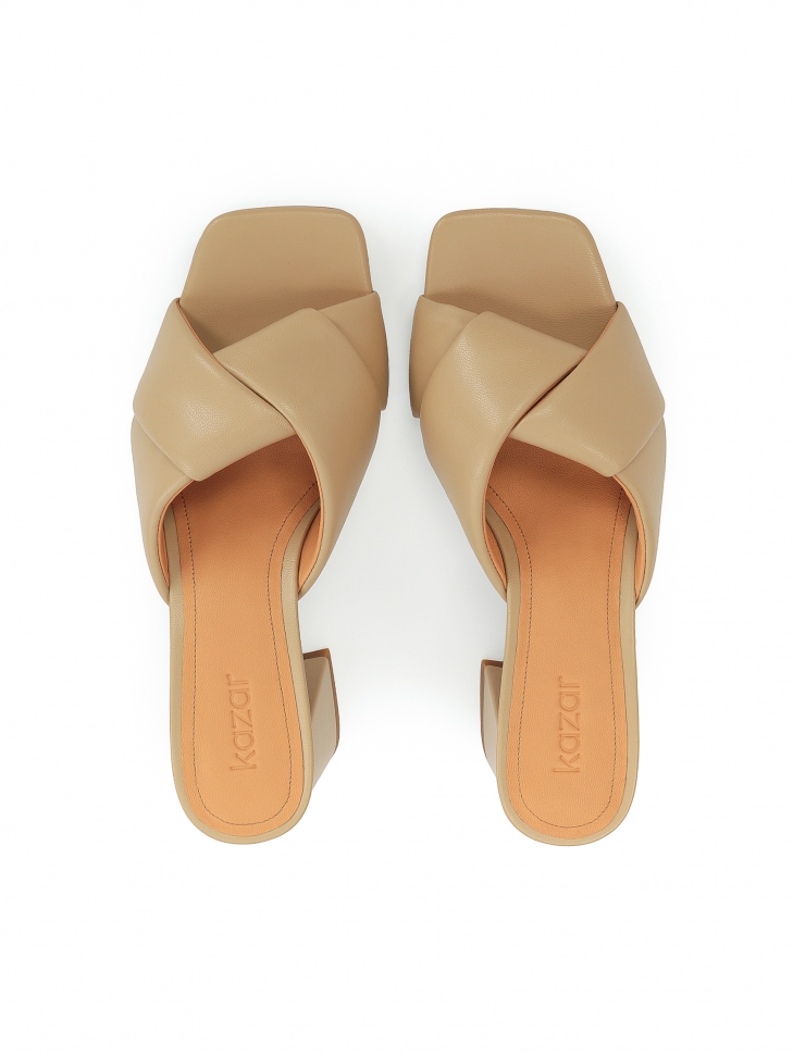 Beżowe klapki na obcasie