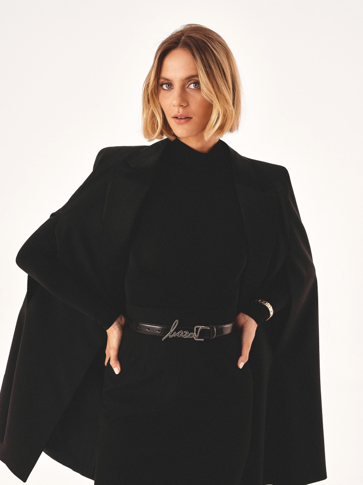 Wąski pasek z metalową klamrą logotypem