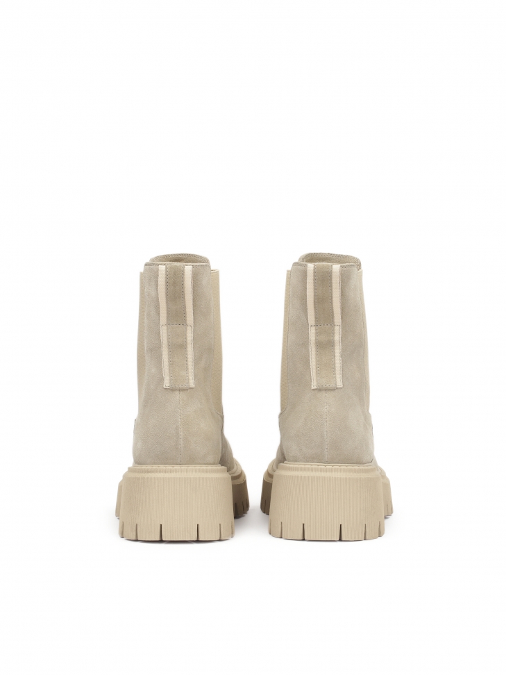 Wsuwane botki na trepowej podeszwie