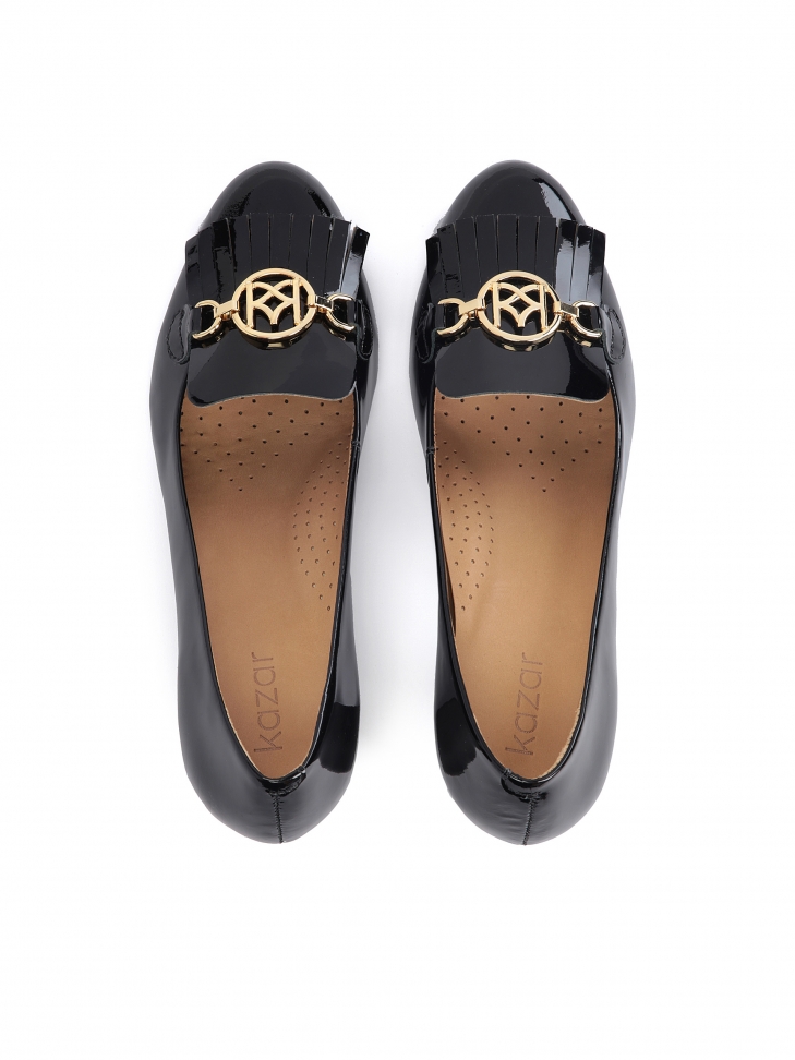 Lakierowane czarne czółenka damskie ozdobione frędzlami