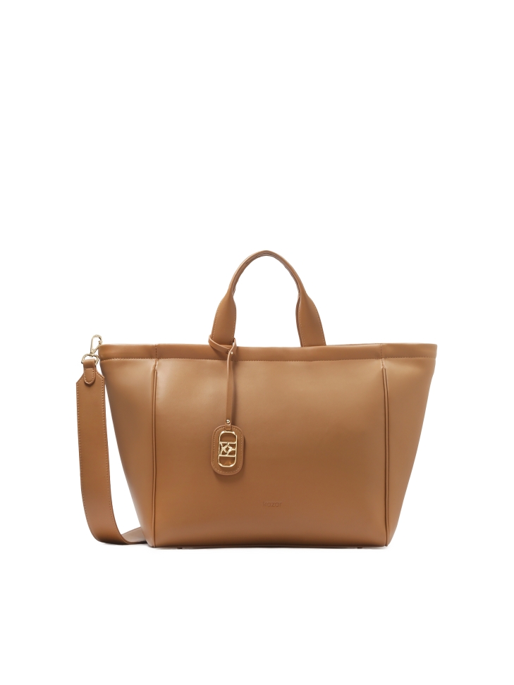 Brązowa skórzana torebka z brelokiem