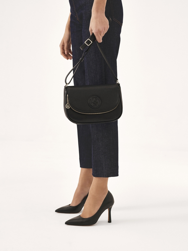 Usztywniana czarna torebka z regulowanym paskiem