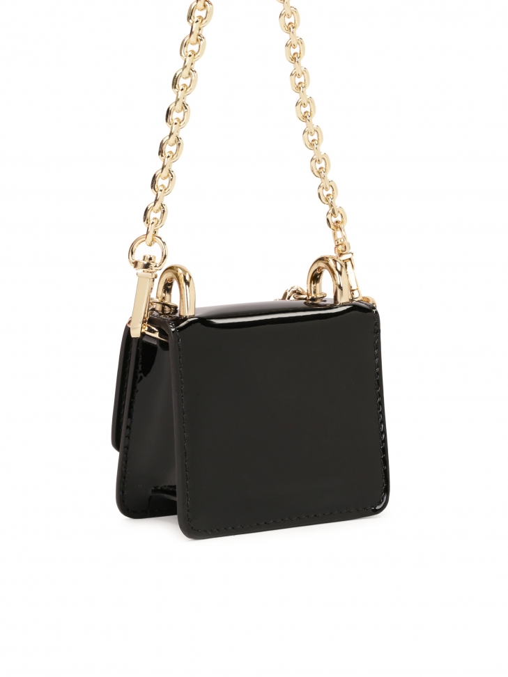 Lakierowana czarna mini torebka na otym łańcuszku