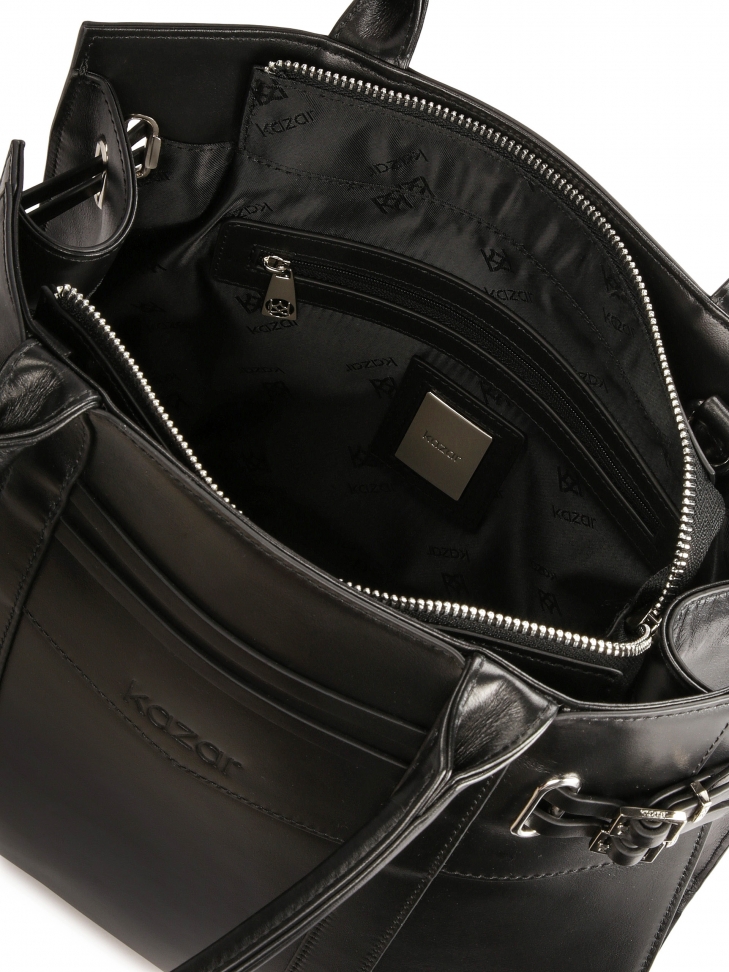 Czarna torebka zdobiona paskami ze sprzączkami