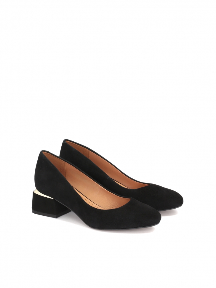 Czarne czółenka z zamszu na niskim obcasie z metalową wstawką