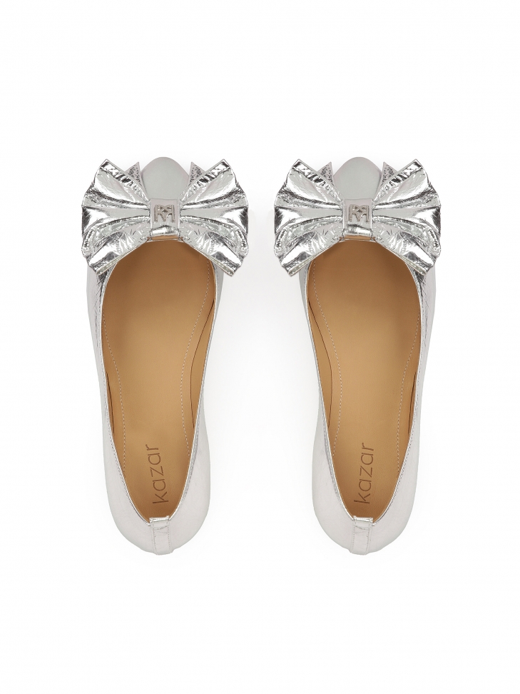 Srebrne baleriny z kokardami z gniecionej skóry