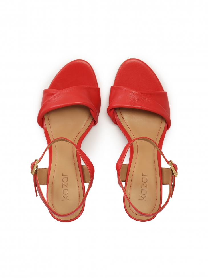 Czerwone sandały na obcasie