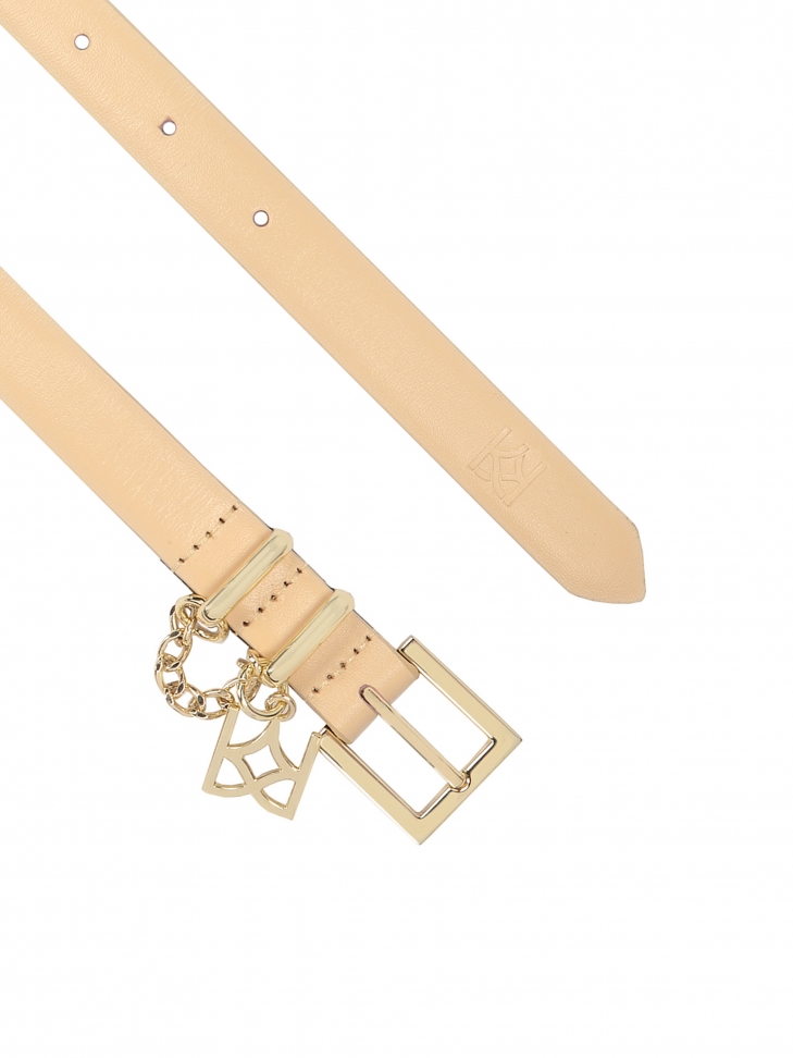 Wąski beżowy pasek ozdobiony łańcuszkiem z monogramem KAZAR
