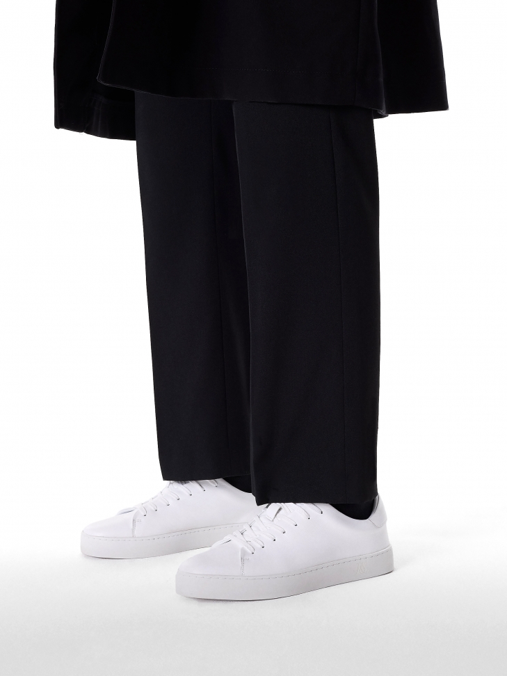 Białe sneakersy w stylu smart casual