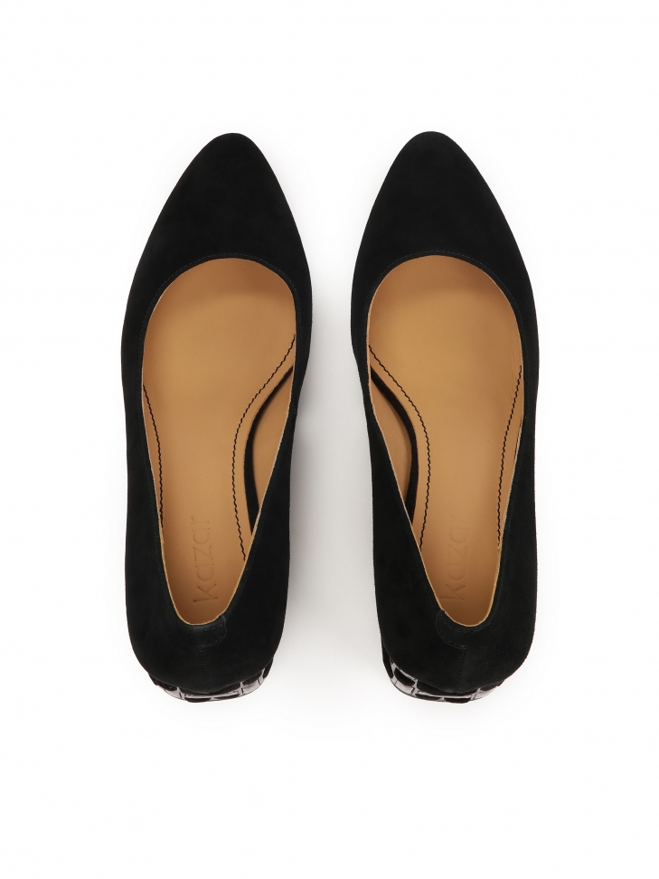 Zamszowe niskie czółenka na zdobionym obcasie